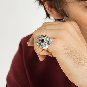 Vue Portée Bague Tête de Mort – Crâne Baroque Sombre