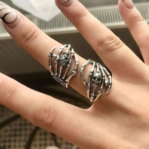 Vue Portée Bague Tête de Mort "Emprise Squelettique"