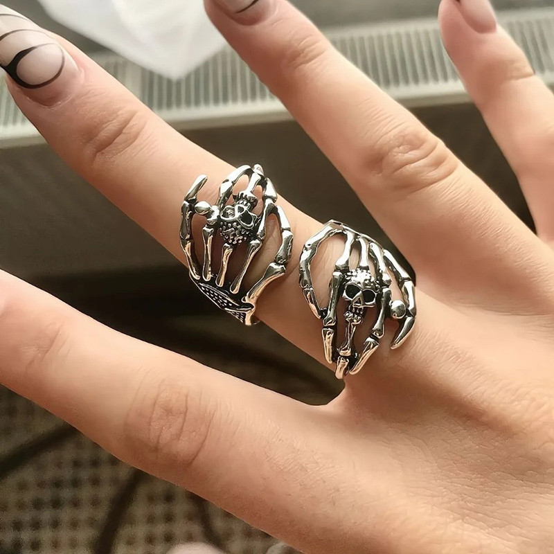 Vue Portée Bague Tête de Mort "Emprise Squelettique"