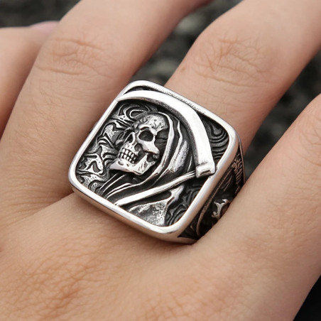 Vue Portée Bague Tête de Mort "Faucheuse Éternelle"