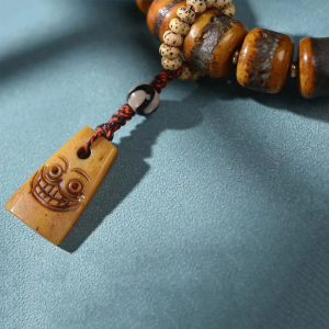 Détails pendannts du Bracelet Crâne Tribal en Os & Bois de Cerf – Artisanat Tibétain Vintage