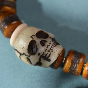 Détail du Crâne du Bracelet Crâne Tribal en Os & Bois de Cerf – Artisanat Tibétain Vintage