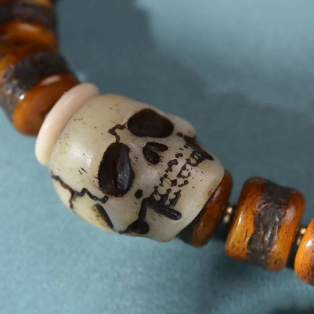 Détail du Crâne du Bracelet Crâne Tribal en Os & Bois de Cerf – Artisanat Tibétain Vintage