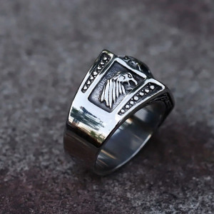 Vue de côté Bague Tête de Mort "Jugement Royal"