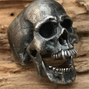 Vue latérale Bague Tête de Mort "Cri du Néant"