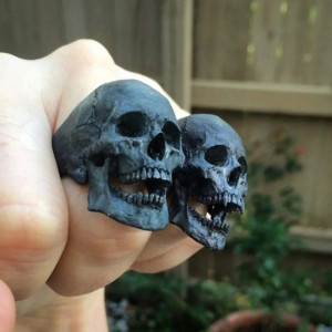 Vue Portée Bague Tête de Mort "Cri du Néant"