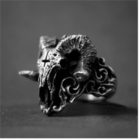 Vue de côté Bague Tête de Mort "Bélier du Chaos"