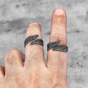 Vue Portée Bague Rock "Ailes d'Ange Rebelles"
