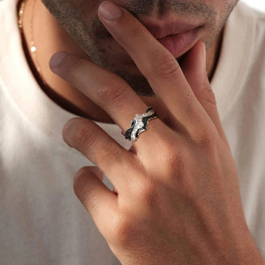 Vue Portée Bague Rock "Fusion Obscure" - Bague Ouverte !