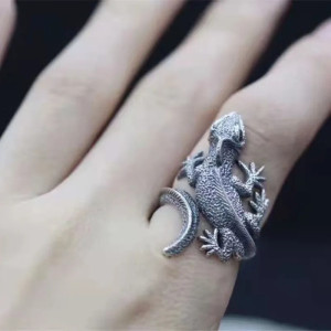 Vue Portée Bague Lézard de Sang