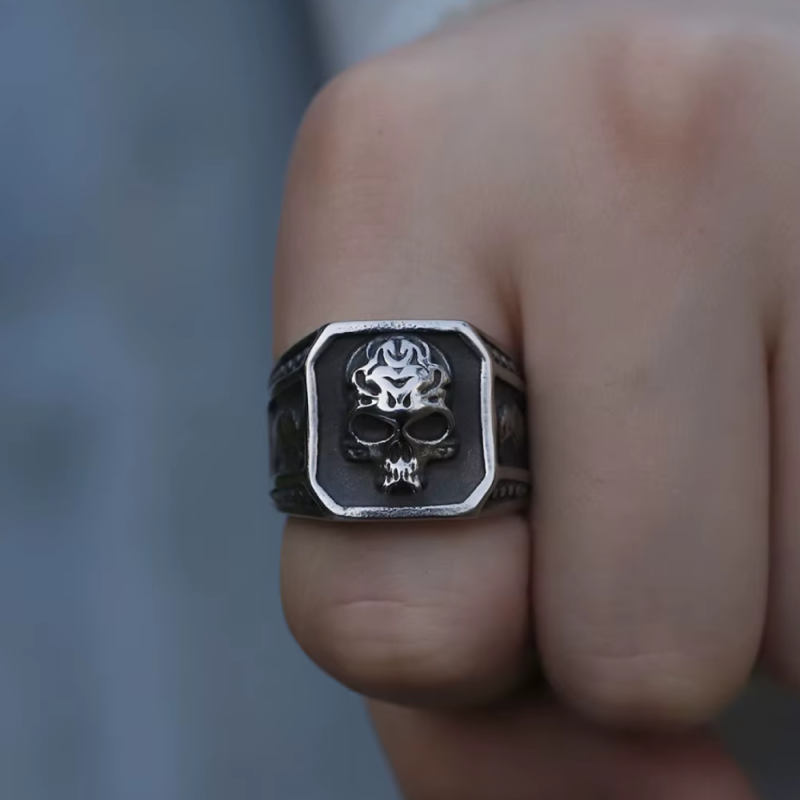 Magnifique - Bague Tête de Mort Jugement Royal