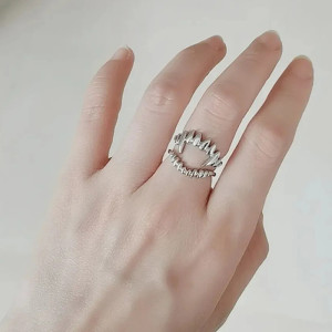Vue Portée  Bague Crocs d’Argent "Morsure Nocturne"