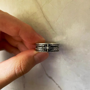 Vue Portée  Bague Punk Rock "Étoile du Néant"