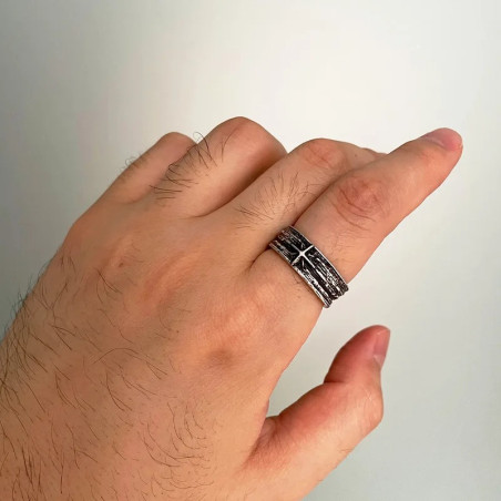 Vue Portée  Bague Punk Rock "Étoile du Néant"
