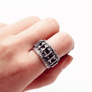 Vue Portée Bague  Gothique "Couture Maudite"