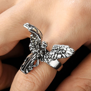 Vue Portée Bague Punk Rock "Ange de l’Ombre"