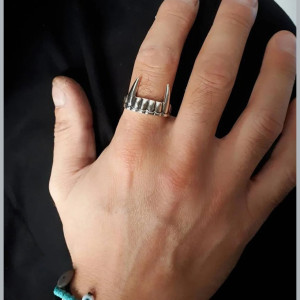 Vue Portée Bague Punk Rock "Croc Sauvage"