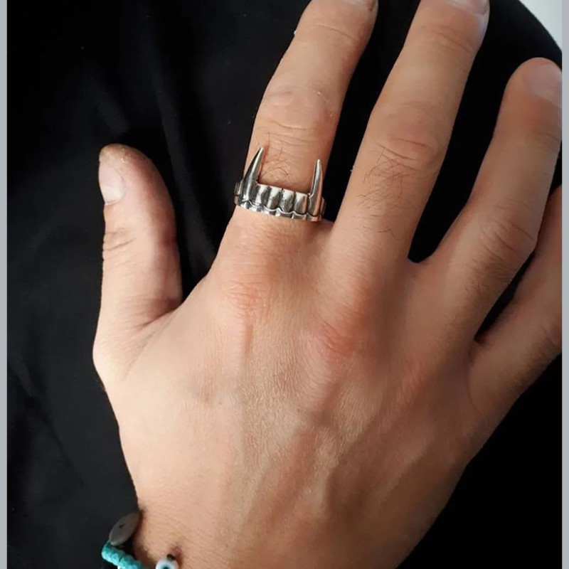 Vue Portée Bague Punk Rock "Croc Sauvage"