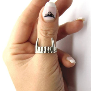 Vue Portée Bague Punk Rock "Croc Sauvage"