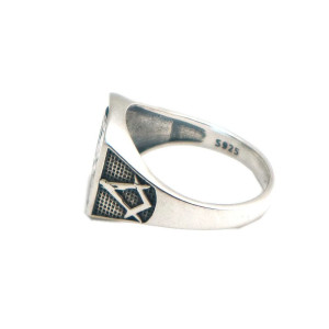 Vue latérale Bague Tête de Mort - Sceau du Chaos "Crâne & Lames"