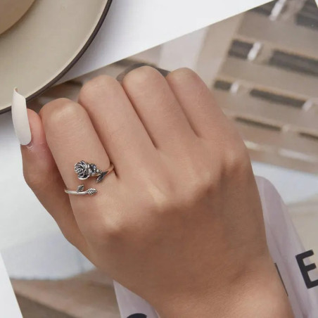 Vue Portée Bague Tête de Mort "Rose Macabre"