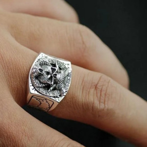 Vue Portée Bague Tête de Mort "Trône du Chaos" - en Argent  Sterling 925