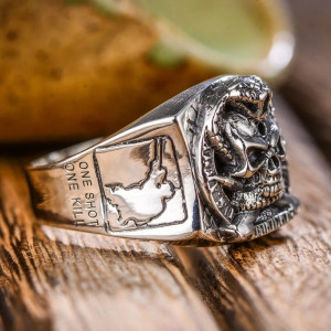 Vue de côté  Bague Tête de Mort "Trône du Chaos" - en Argent  Sterling 925