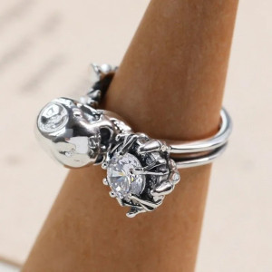 Vue détaillée Bague Tête de Mort "Baiser Squelettique" - en Argent  Sterling 925