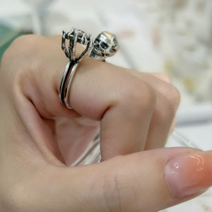 Vue Portée Bague Tête de Mort "Baiser Squelettique" - en Argent  Sterling 925
