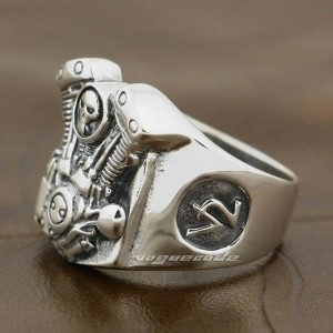 Vue de côté Bague Tête de Mort "Moteur Infernal"