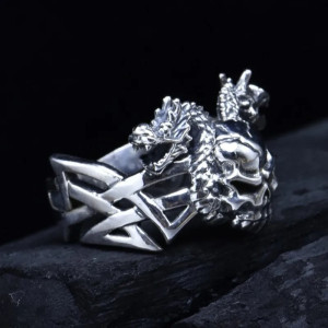 Vue de côté Bague Tête de Mort "Dragons Jumeaux"