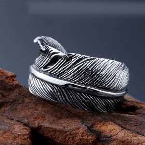 Vue de côté  Bague Rock "Plume d'Argent Sauvage"