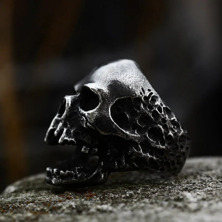 Vue latérale Bague Tête de Mort Cri de l’Abîme – Crâne Hurlant Acier Couleur Noir
