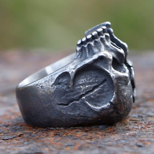 Vue de côté Bague Tête de Mort "Trinité Maudite"