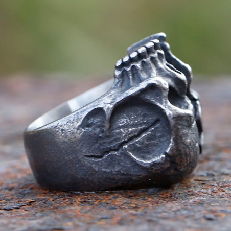 Vue de côté Bague Tête de Mort "Trinité Maudite"