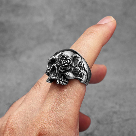 Vue Portée Bague Tête de Mort "Rose Éternelle"