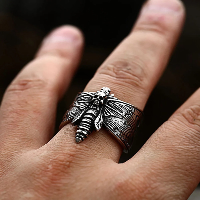 Vue Portée Bague Tête de Mort "Papillon de l’Ombre"