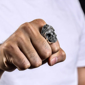 Vue Portée Bague Tête de Mort 'Commandant de l’Ombre' - 2 couleurs au choix !