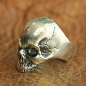 Vue de côté Bague Tête de Mort – "Crâne Fracturé" - en Argent  Stetrling 925 !