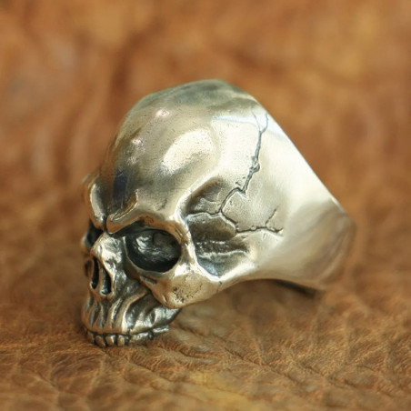 Vue de côté Bague Tête de Mort – "Crâne Fracturé" - en Argent  Stetrling 925 !
