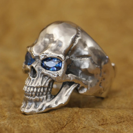 Vue latérale Bague Tête de Mort "Regard Saphir" - en Argent  Stetrling 925 !