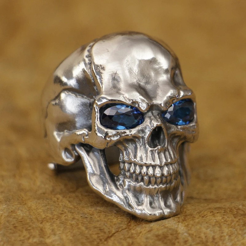 Vue de côté Bague Tête de Mort "Regard Saphir" - en Argent  Stetrling 925 !