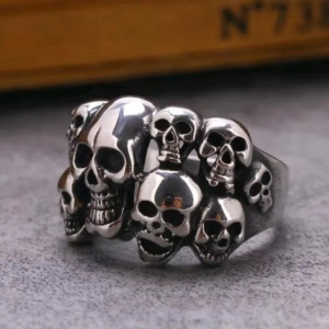 Vue de  côté de la Bague Tête de Mort 'Légion des Damnés'