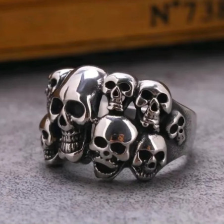Vue de  côté de la Bague Tête de Mort 'Légion des Damnés'