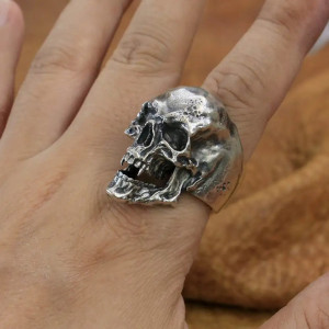 Vue Portée Bague Tête de Mort "Hurlement d'Outre-Tombe"