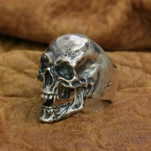 Vue de côté Bague Tête de Mort "Hurlement d'Outre-Tombe"