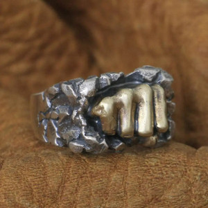 Vue de côté Bague Rock - Poing Fracasseur - en Argent  Stetrling 925 !