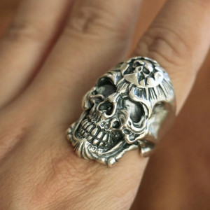 Vue Portée Bague Tête de Mort "Couronne Maudite" - en Argent  Stetrling 925 !