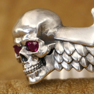 Vue côté de la Bague Tête de Mort Gardien Ailé - 4 couleurs au Choix - en Argent  Sterling 925