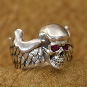 Vue côté Bague Tête de Mort Gardien Ailé - 4 couleurs au Choix - en Argent  Sterling 925